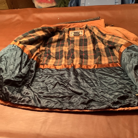 Women’s large 100% leather coat. Good used condition (see photos) Izzy brand - Picture 5 of 6